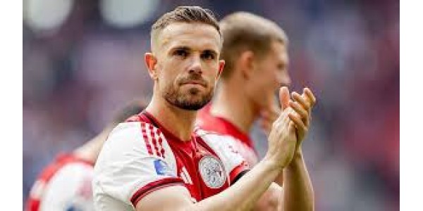 Ein ehemaliger Spieler von Manchester United führte das Team innerhalb von drei Monaten zu zwei Titeln.